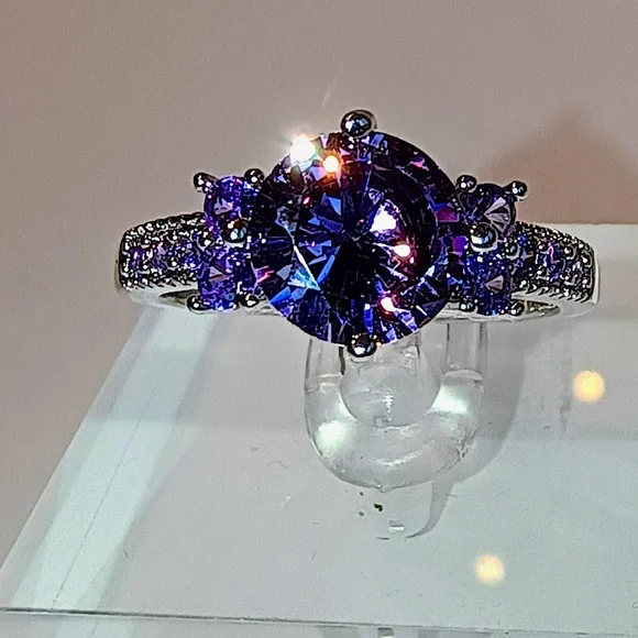Elegant Purple Gemstone Ring - Picture 3 of 16